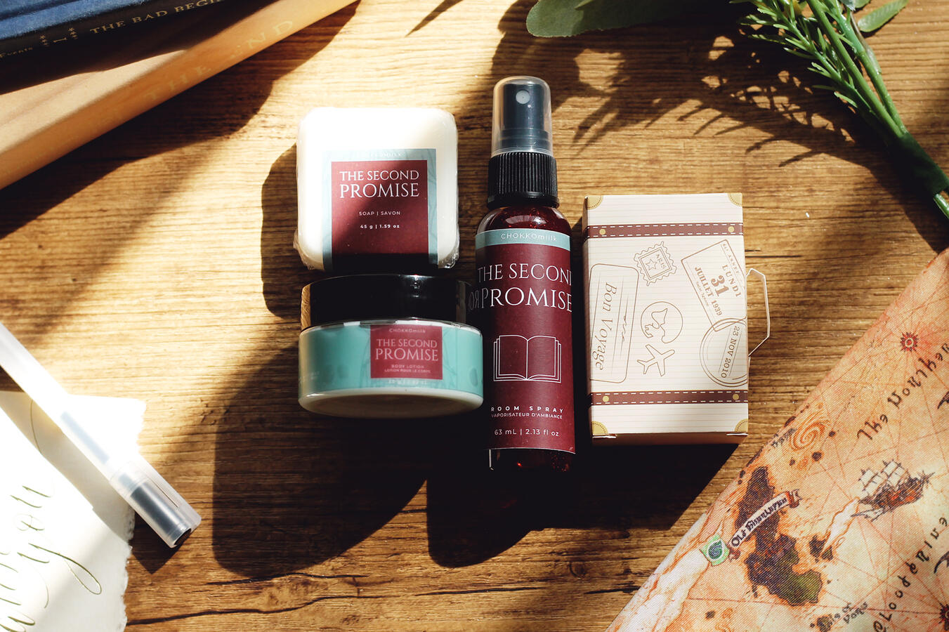 Inspired by "Koana" (FFXIV). Holiday 2024 set consisting of travel-sized cosmetics (soap, lotion, room spray), packaged in travel/mail-themed decor.